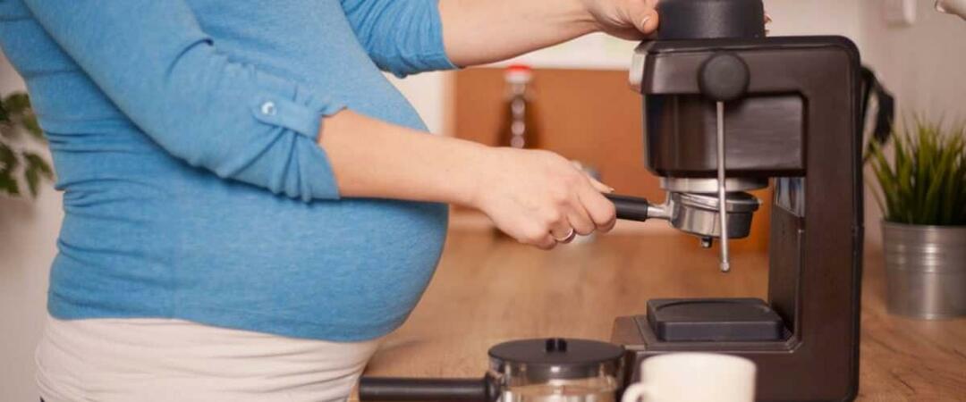 En halv kopp kaffe om dagen under graviditeten förkortar barnets längd med 2 cm
