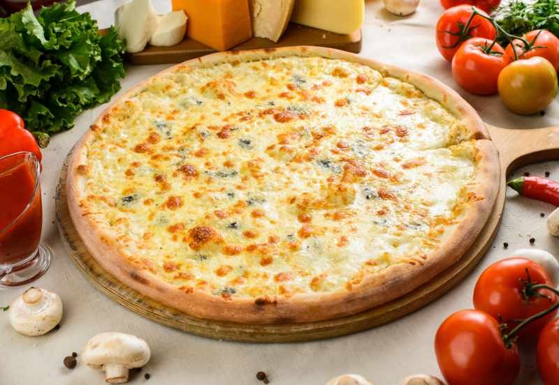 Hur man gör en fyra ost pizza? Den enklaste fyra ostpizzatillverkningen!