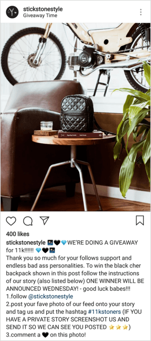 I detta Instagram-tävlingsexempel är priset en läderryggsäck, vilket är ett relativt dyrt pris och värt ansträngningen att skapa ett inlägg för att vinna.