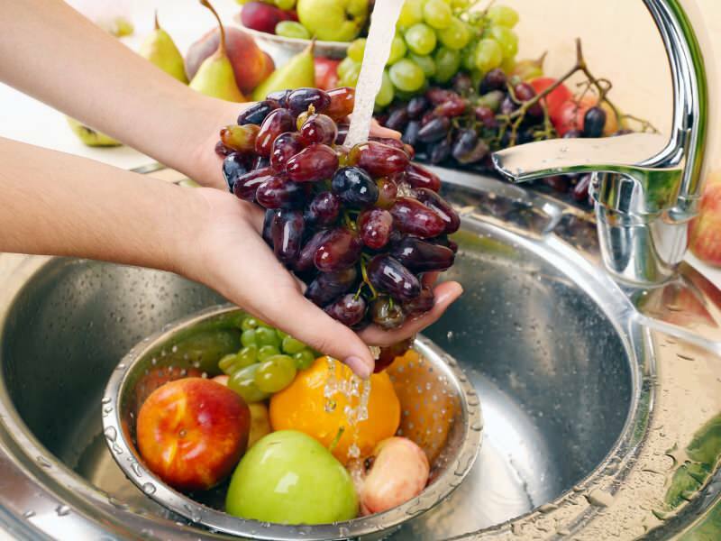 Tvätta grönsaker och frukt som gnuggas försiktigt under vatten