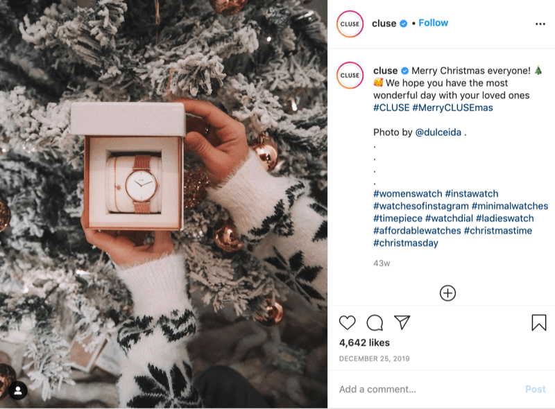 instagram post från @cluse som visar en bild av en snöflinga-tröjad modell som håller en klocka framför ett snöigt träd av @dulceida med hashtags #cluse och #meryclusemas