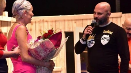 Överraskning av äktenskapförslag till İpek Tanrıyar på scenen