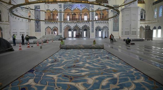 Mattor från Çamlıca-moskén lades