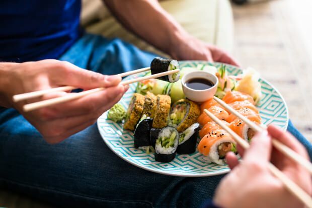 Hur äter man sushi? Hur gör man sushi hemma? Sushi tricks