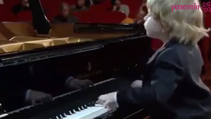 Det ögonblick som den lilla pianisten går ut medan han spelar!