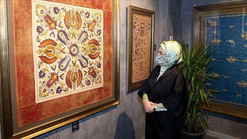 Första damen Erdoğan besökte utställningen "Stitch Touching the Heart"!