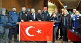 Berömmande ord från de utländska sök- och räddningsteamen till turkarna: De sov på gatan i dagar!