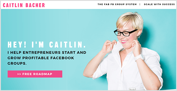 Caitlin Bachers webbplats har en kricka bakgrund med ett foto av Caitlin som drar upp sin skjortkrage. Den svarta texten säger Hej jag är Caitlin och jag hjälper företagare att starta och växa lönsamma Facebook-grupper.
