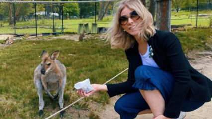 Skådespelerskan Zerrin Tekindor matade en känguru med egna händer!