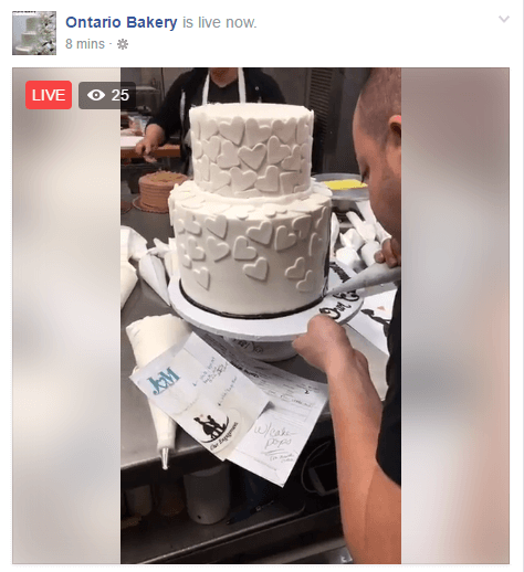 Denna direktsändning låter tittarna se hur bageriet dekorerar bröllopstårtor.