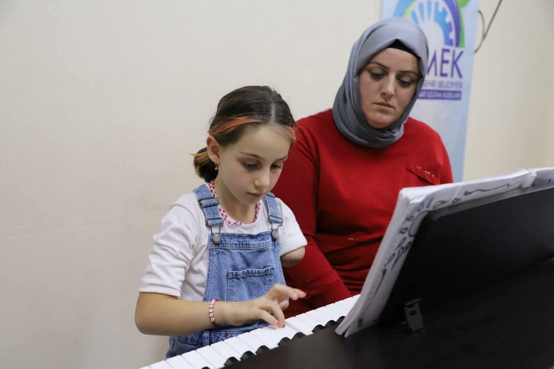Zeynep, som inte är född med vänster arm, får stöd av sin mamma.