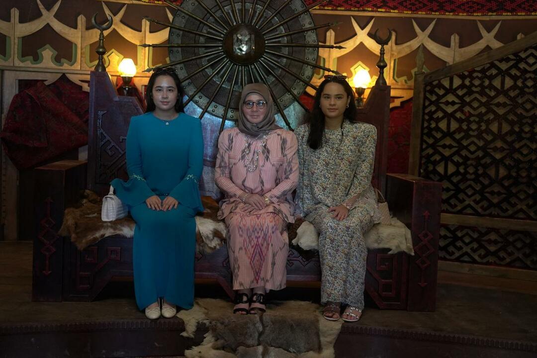 Drottningen av Malaysia besökte uppsättningen av tv-serien Establishment Osman - News 7 CULTURE