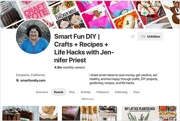 Detta är en skärmdump av Jennifer Priests Pinterest-profil, med fliken Boards vald. Banderollbilden överst är en sammansättning av stiftbilder snedställda på en diagonal. Rubriken för hennes profil är ”Smart Fun DIY | Hantverk + recept + Life Hacks med Jennifer Priest ”. Beskrivningen säger ”Jag delar smarta idéer för att spara pengar, bli kreativ, äta hälsosamt och leva lyckligt genom hantverk, Gör-det-själv-projekt, trädgårdsskötsel, recept och livshacks. ” Statistiken säger att hennes profil har 4,9 miljoner tittare per månad och 256 brädor. En grå knapp längst upp till höger indikerar att hon har 31 000 följare och är märkt Sluta med svarta bokstäver. Andra detaljer noterar att hon är i Hesperia, Kalifornien, och hennes webbplats är smartfundiy.com.