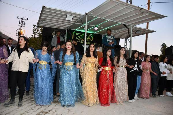 Kilos guld hängdes på stambröllopet i Şırnak