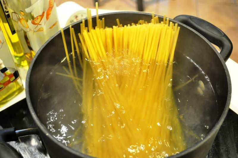 Hur utvärderas pastasaft? 3 sätt att utvärdera och inte spilla pastasaften