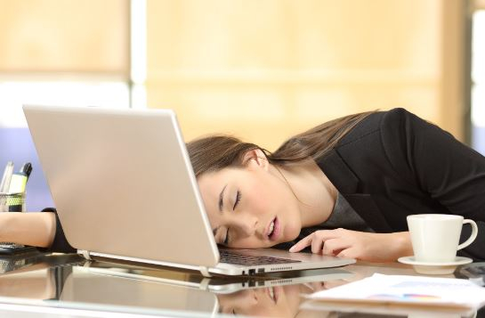 plötsliga sömnattacker i arbetsmiljön kan orsaka överdriven sömnsjukdom