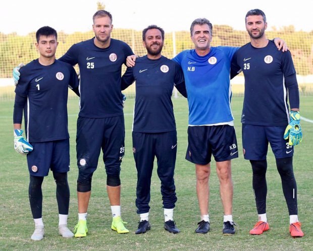 Erkan Kolçak Köstendil träning med fotbollsspelare från Antalyaspor