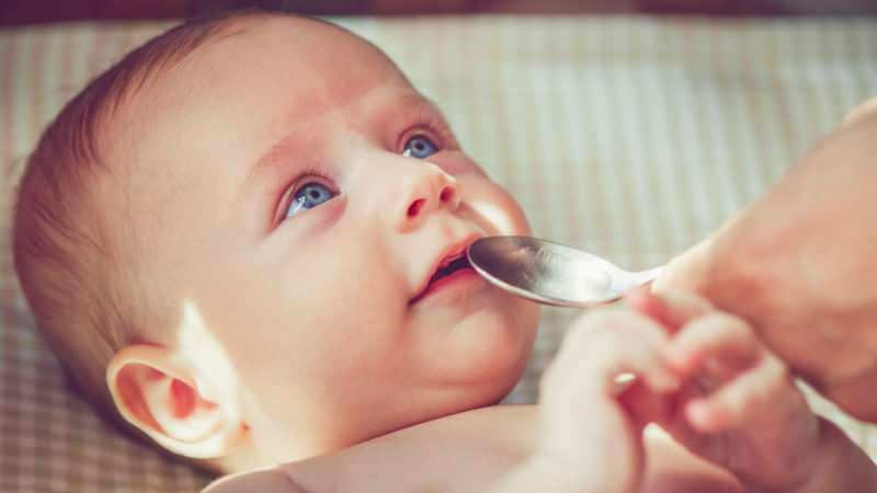 När får barn vatten? Kan en baby som matas med formel ges vatten i övergången till kompletterande mat?