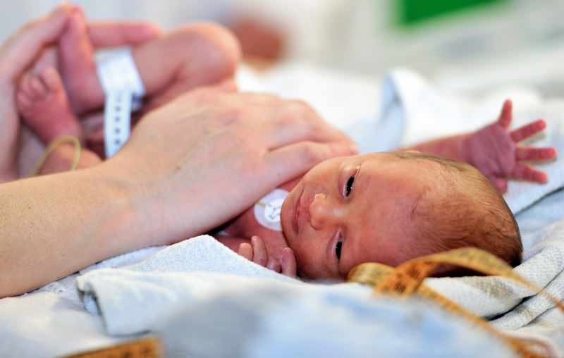 Hur många dagar stannar nyfödda barn i inkubatorn?