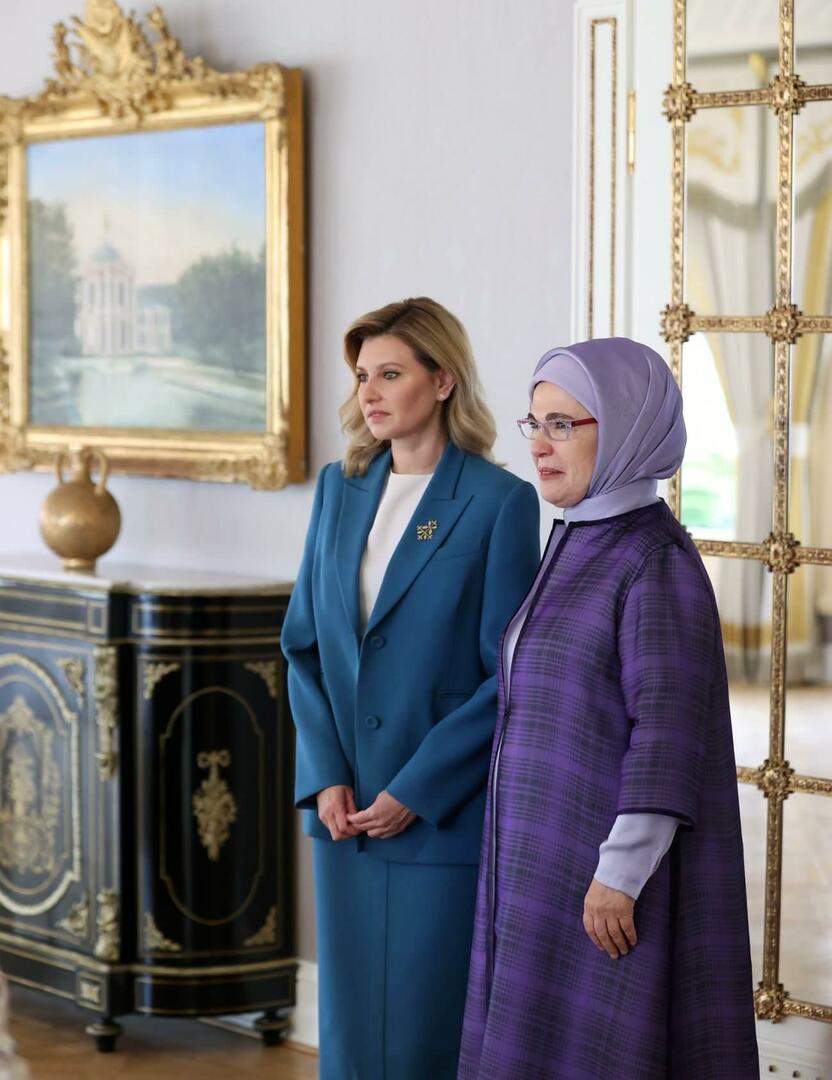 Emine Erdoğan var värd för Olena Zelenskaya, fru till Ukrainas president