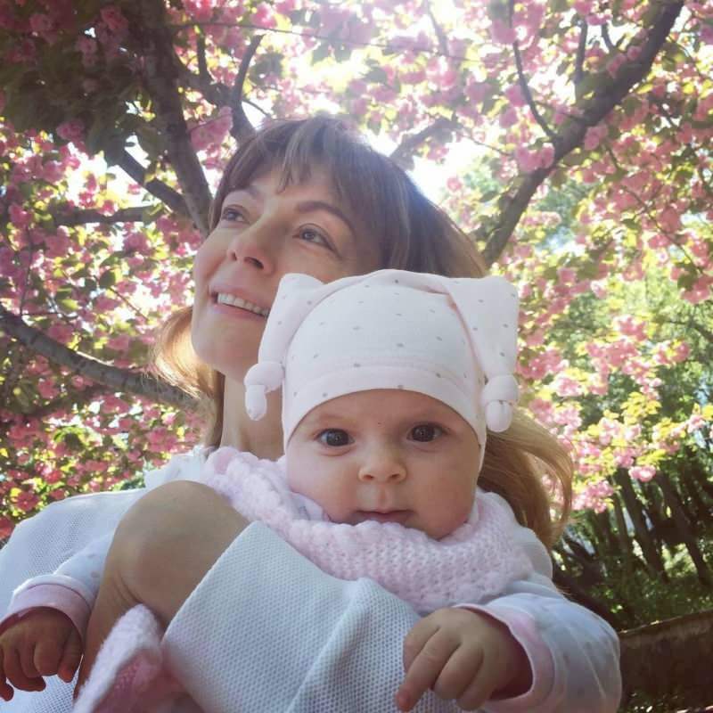 Ny pose från färsk mamma Özge Özder med sin lilla dotter! Eva Luna all uppmärksamhet ...