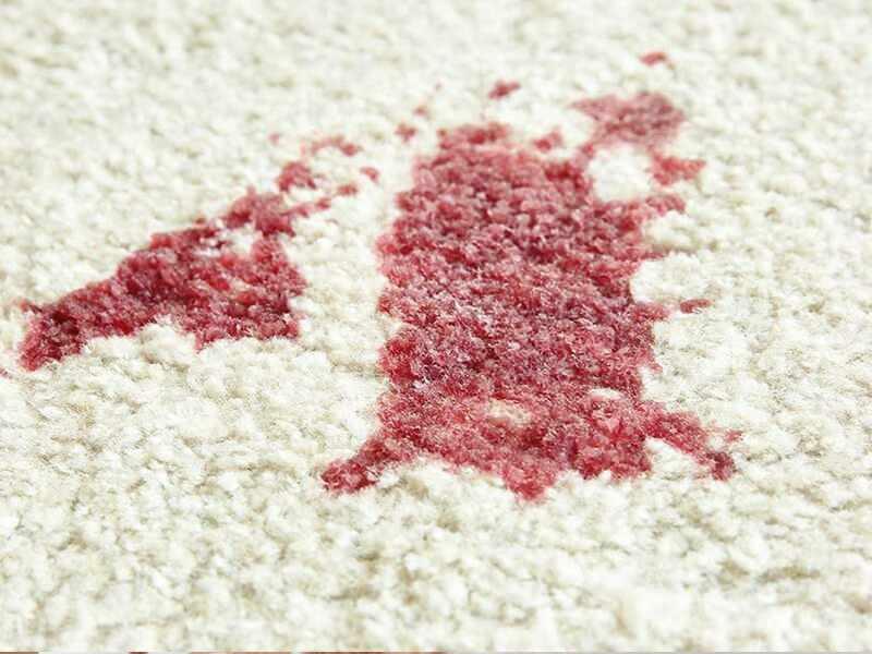 hur man tar bort mullbärsfläck från mattan