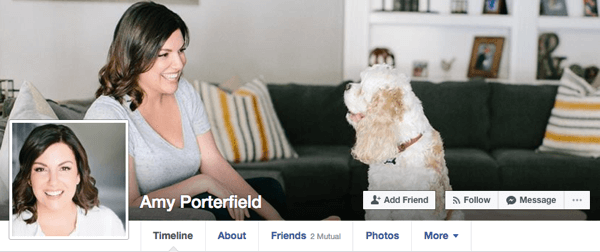 Amy Porterfield använder avslappnade bilder för sin personliga Facebook-profil som fortfarande skulle fungera i affärssammanhang.
