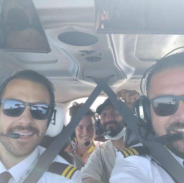Pilot Ümit Erdim flög berömda namn på sin första resa! Oğuzhan Koç och Demet Özdemir ...