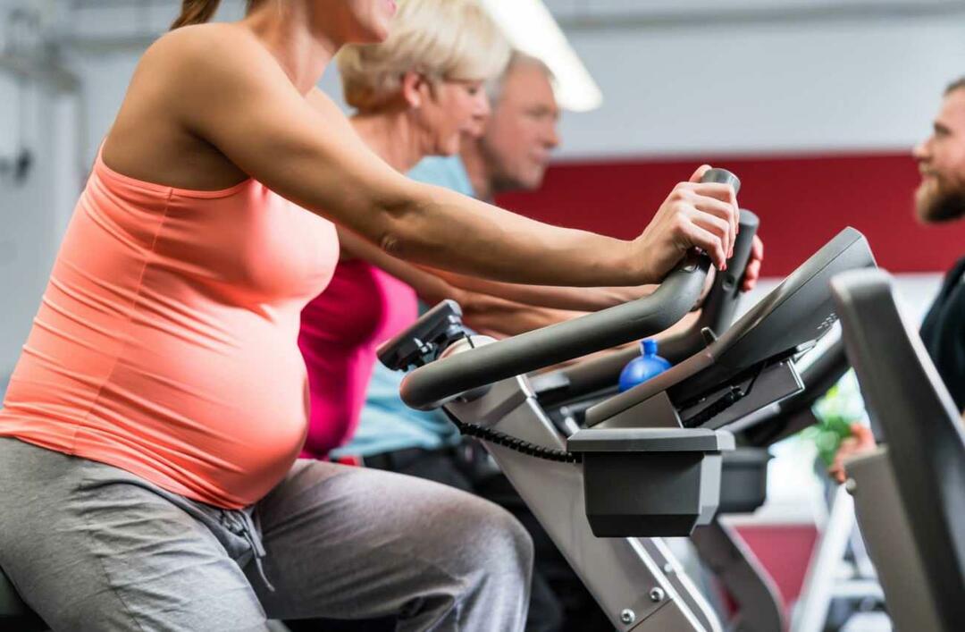 gravid kvinna tränar
