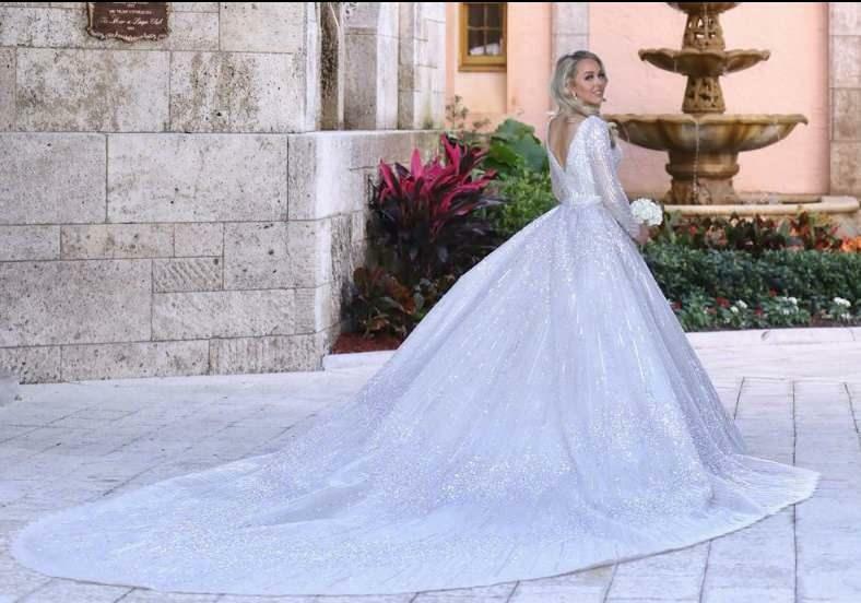 Tiffany trumps långa slöjabröllopsklänning var mycket populär