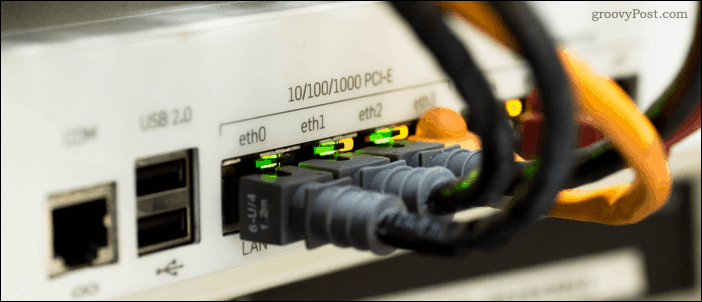 Ethernet-kablar anslutna till en nätverksomkopplare