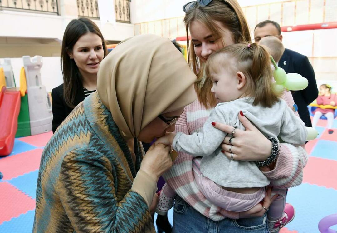Emine Erdoğan träffade ukrainska föräldralösa barn