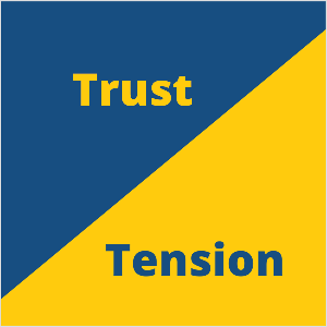 Detta är en fyrkantig illustration av Seth Godins marknadsföringskoncept med tillit och spänning. Fyrkanten är en blå triangel längst upp till vänster och en gul triangel längst ner till höger. I den blå triangeln står gul text som säger Trust. I den gula triangeln står blå text i spänningen.