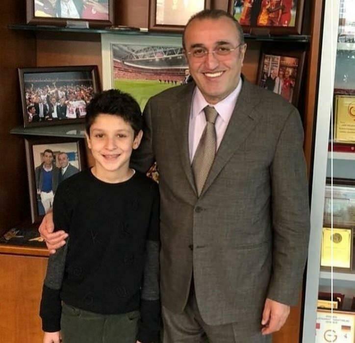 Abdurrahim Albayrak och hans barnbarn Batuhan Bostancı 
