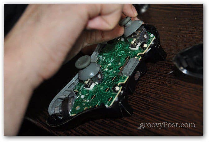 Byt Xbox 360-controller analoga miniatyrstickor ta av gamla pinnar