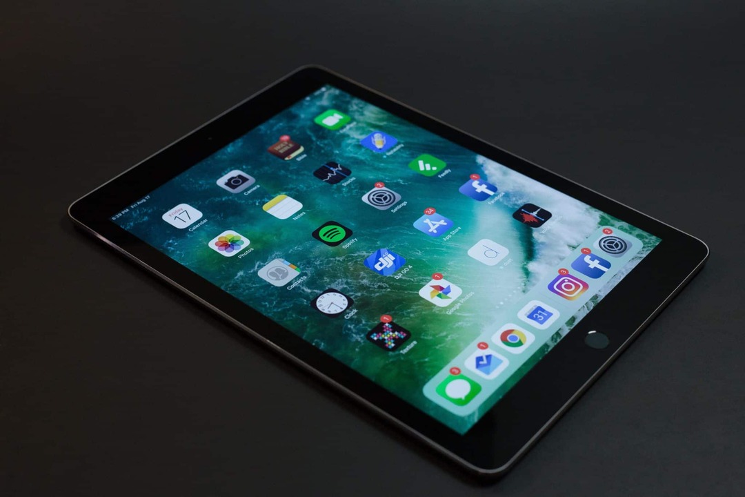 En iPad på ett svart bord