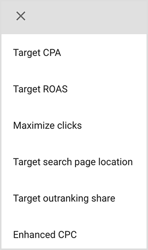 Detta är en skärmdump av en meny med inriktningsalternativ i Google Ads. Alternativen är Mål-CPA, Mål-ROAS, Maximera klick, Plats för målsökning, Måldelningsandel, Förbättrad CPC. Mike Rhodes säger att smarta inriktningsalternativ i Google Ads använder artificiell intelligens för att hitta personer med rätt avsikt för din annons.