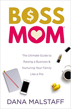 Detta är en skärmdump av bokomslaget för Boss Mom: The Ultimate Guide to Raising a Business & Nurturing Your Family Like a Pro av Dana Malstaff. Orden i titeln visas i gult respektive rosa. Ett dollartecken visas inuti O i ordet Boss. Ett hjärta dyker upp i O i ordet mamma. Omslaget har en vit bakgrund, och ett anteckningsblock, iPhone, gummiduckie, kopp kaffe och ett öppet rör med rosa läppstift är ordnade under titeln och tagline.