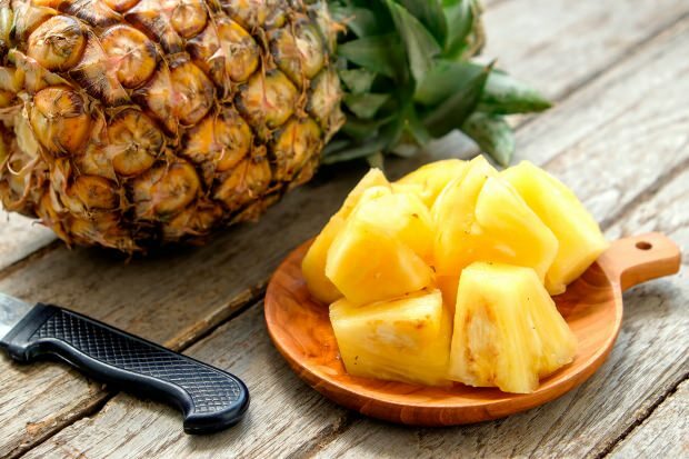 Vilka är fördelarna med ananas och ananasjuice? Om du dricker ett vanligt glas ananasjuice?