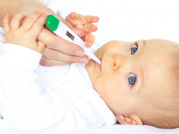 Hur man minskar feber hos spädbarn