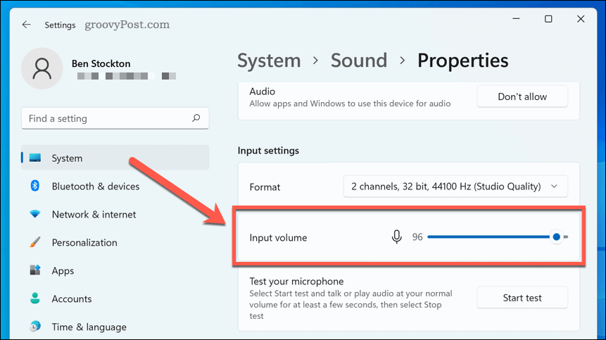 Konfigurera mikrofonvolyminställningar på Windows 11