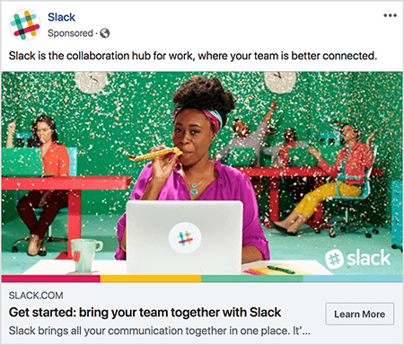 Detta är en skärmdump av en Facebook-annons för Slack. Annonstexten säger "Slack är samarbetsnavet för arbete, där ditt team är bättre kopplat." I annonsbilden sitter en svart kvinna vid ett skrivbord med en grå bärbar dator. Hennes hår är kort och hålls tillbaka med ett färgstarkt pannband. Hon har på sig en fuschiablus och ett turkoshalsband och hon blåser genom en gul ljudmakare. I bakgrunden sitter andra vid skrivbord och bär färgglada kläder. Kontoret är målat ljusgrönt och konfetti faller från taket. Talia Wolf rekommenderar att du använder foton som detta, som visar råa känslor, i dina annonser.