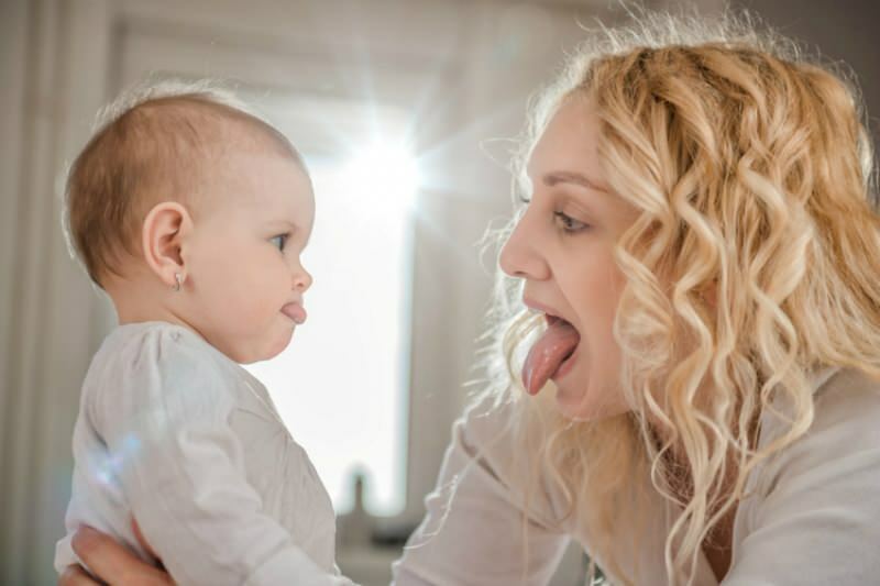 Varför har språkbinding hos spädbarn? Symtom på tungbinding hos spädbarn