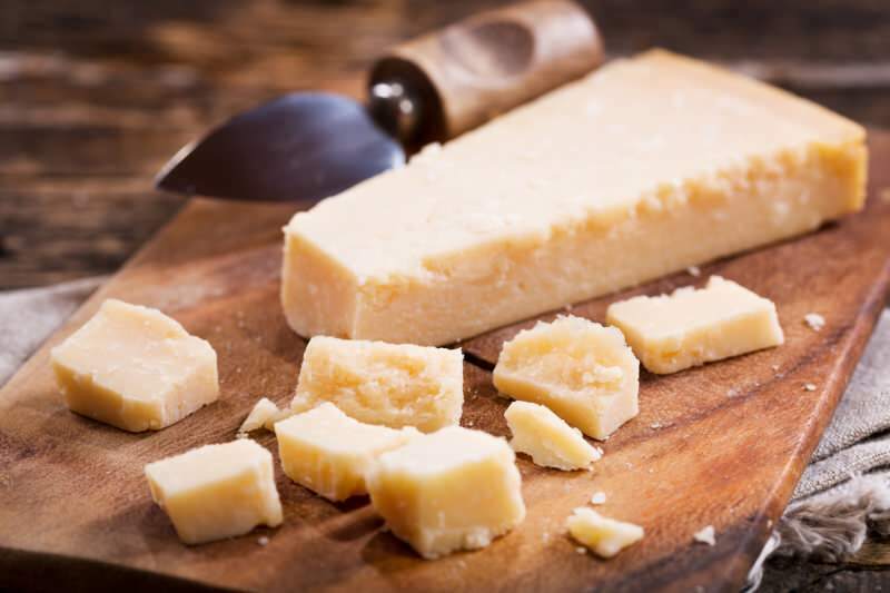 Vad är parmesanost och hur tillverkas den? Vilka rätter används med parmesanost?