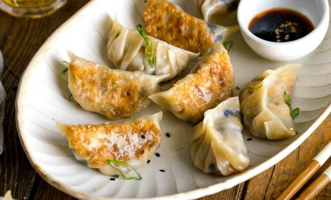 Hur man gör gyoza Vad är receptet på japansk ravioli gyoza? Här är den krispiga och saftiga raviolin...