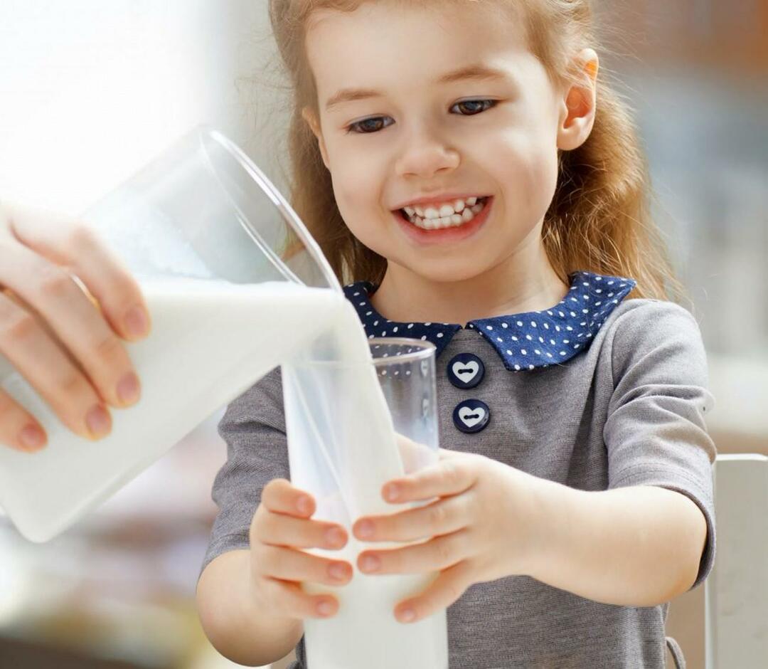 barn som dricker mjölk