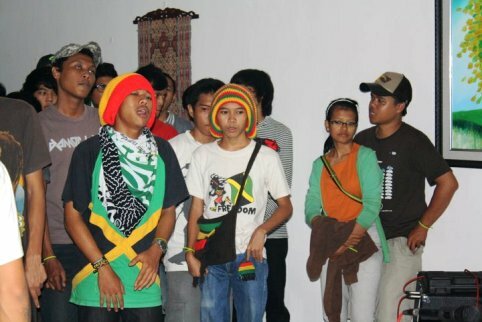 indonesiska festbesökare