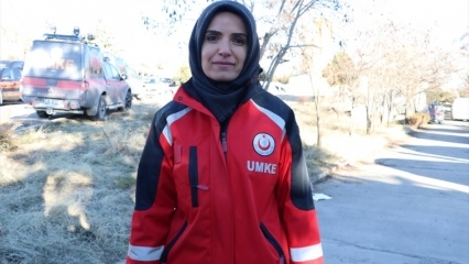 Vem pratar Emine Kuştepe med Azize i jordbävningen?