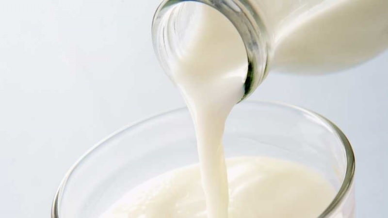 Vad görs för att undvika att utföra det när du häller mjölk? Mjölkhällteknik utan att stänkka mjölk på dig