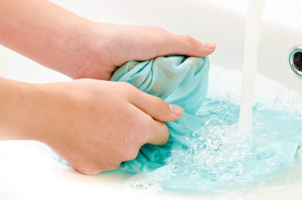 Hur rengör man fläcken på den färgade tvätten?